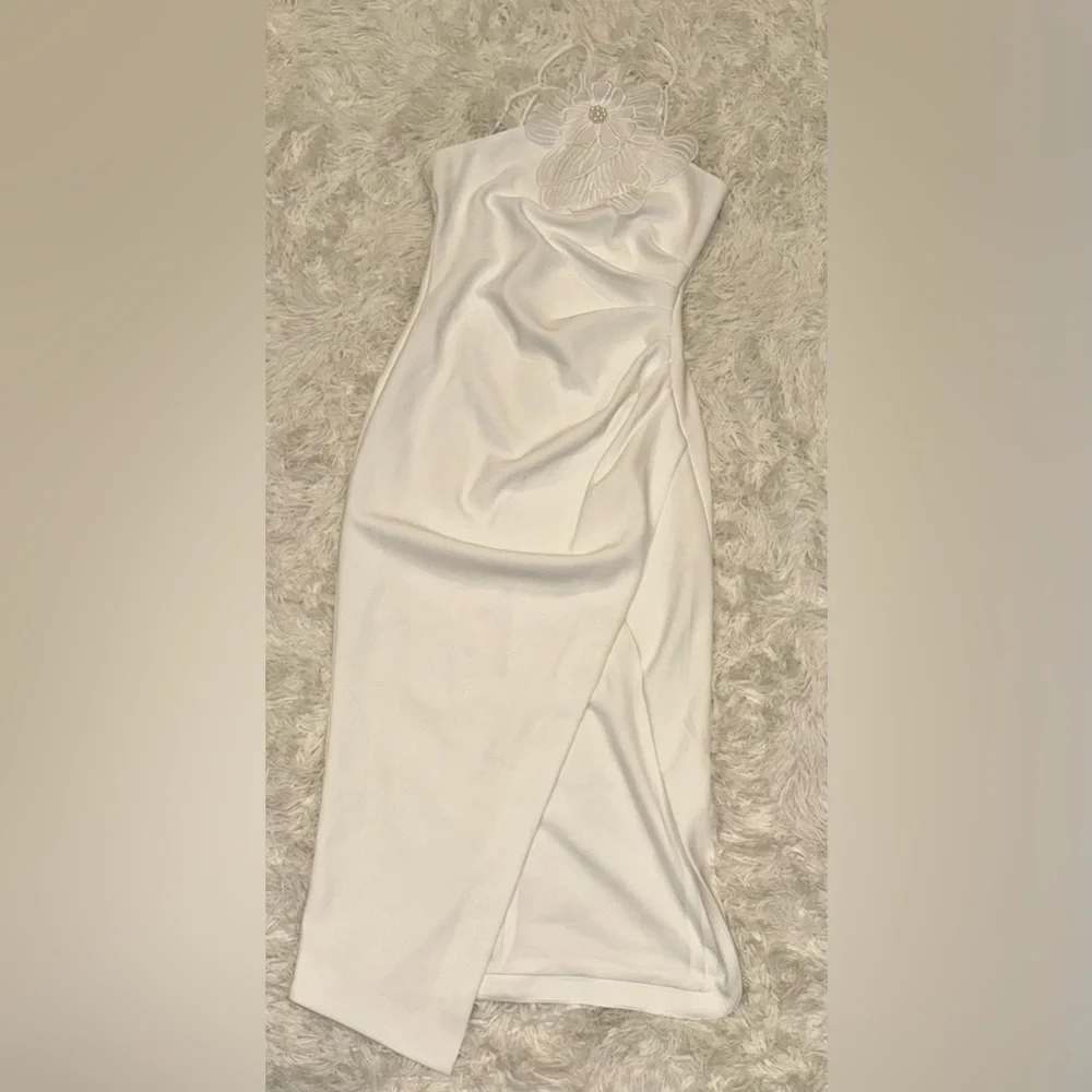 NEW Elliatt Janelle 3d Flower white halter Midi Dress sz L